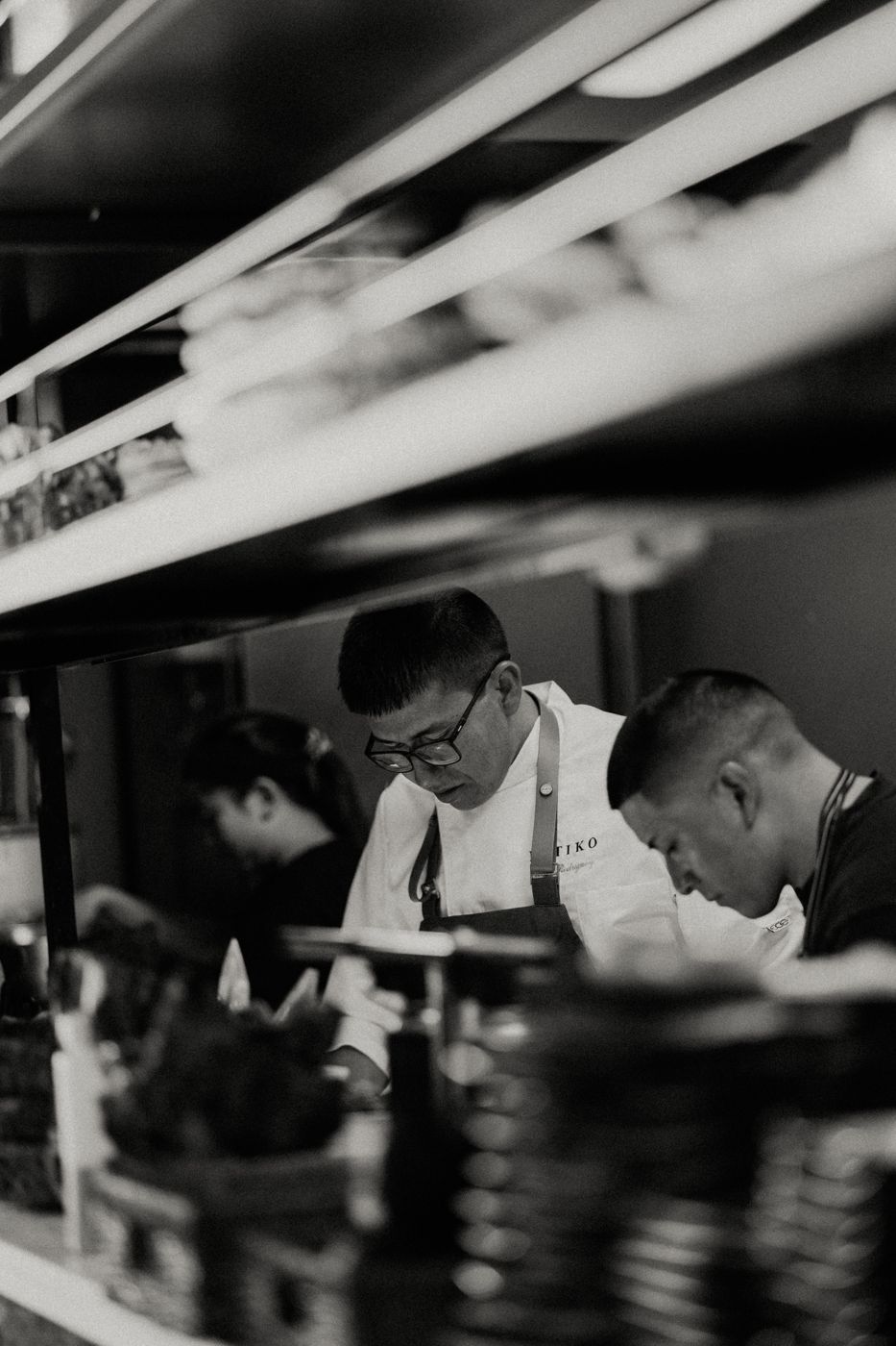 Jorge Rodríguez con su equipo en la cocina de Mítiko, en blanco y negro